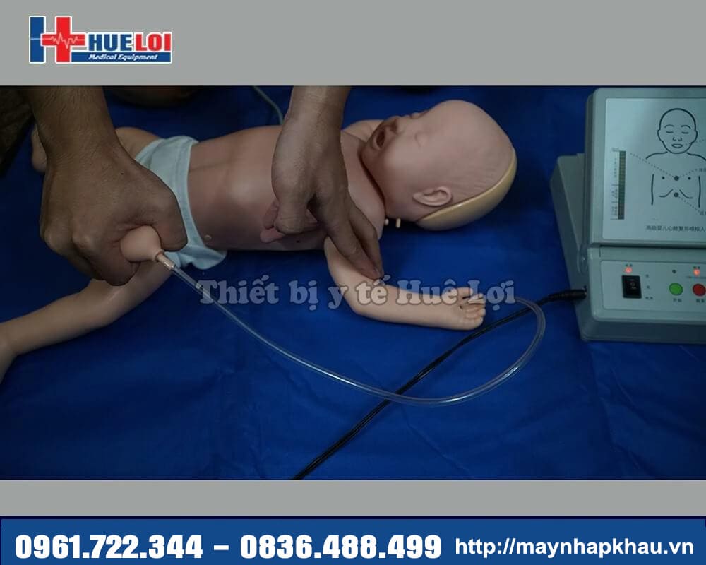 mô hình cấp cứu ngừng tuần hoàn cho em bé