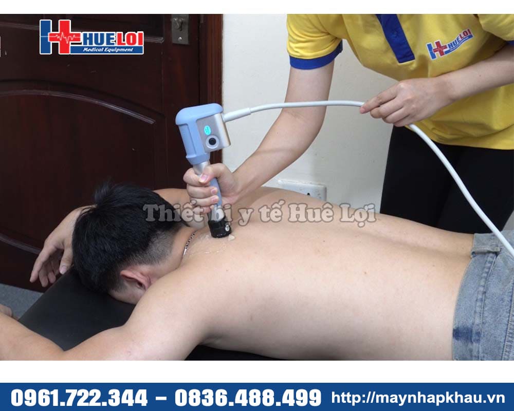 sử dụng máy xung kích trị liệu